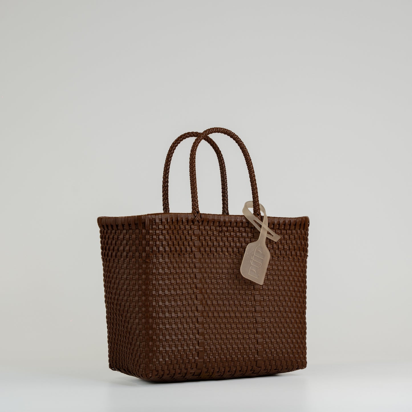Panier Nëo en taille small chocolat sur fond blanc