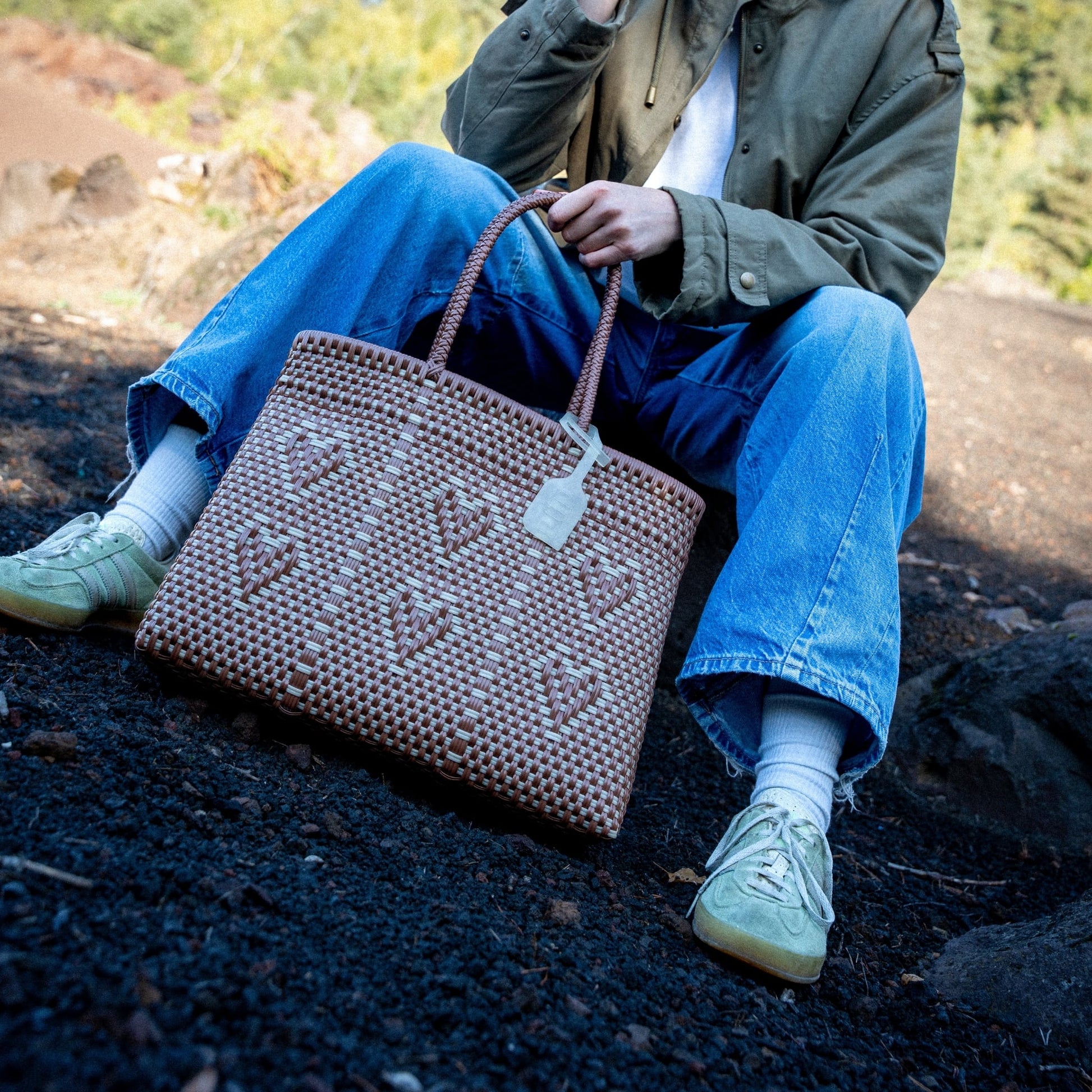 Le sac à main Chéri Caramel Perle dans le format Medium
