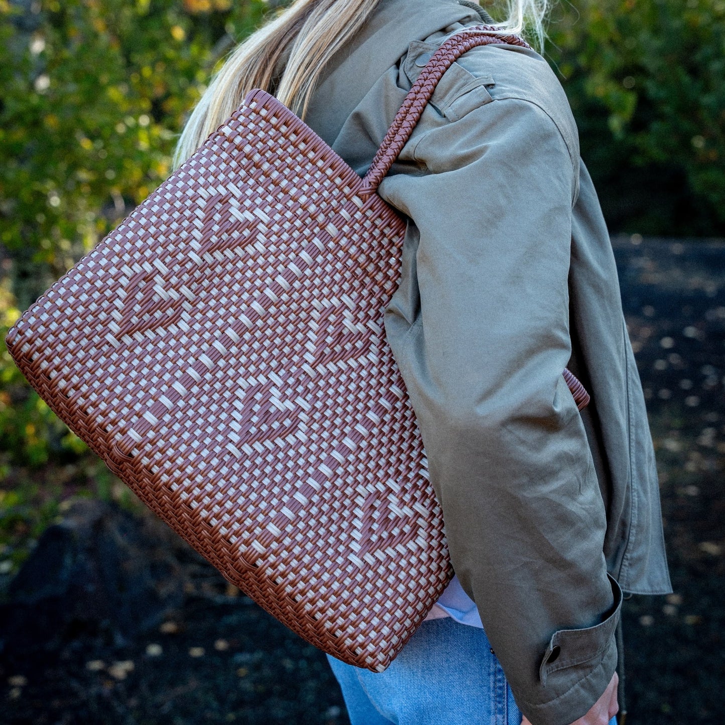 Le sac à main Chéri Caramel Perle dans le format Medium