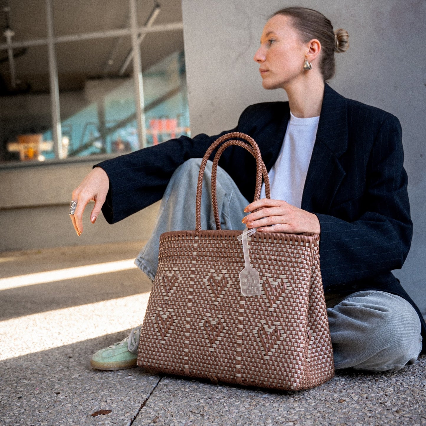 Le sac à main Chéri Caramel Perle dans le format Medium
