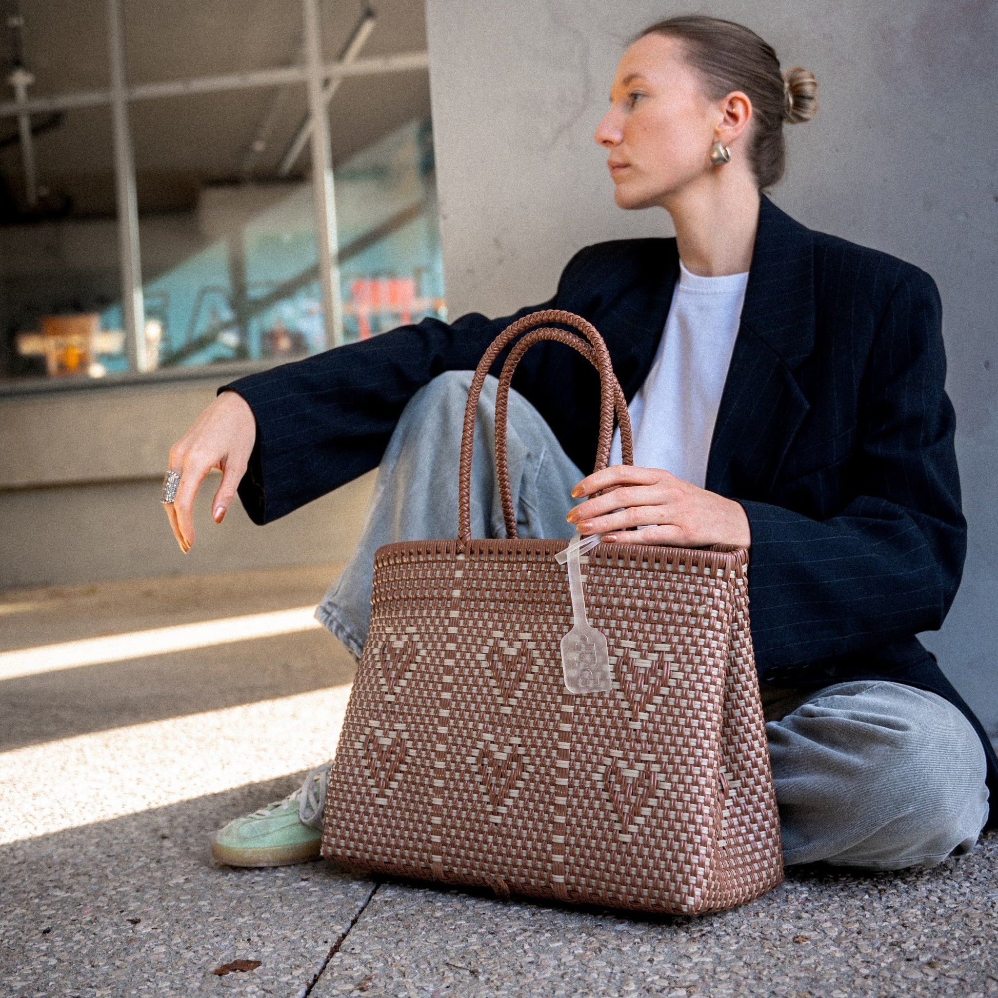 Le sac à main Chéri Caramel Perle dans le format Medium