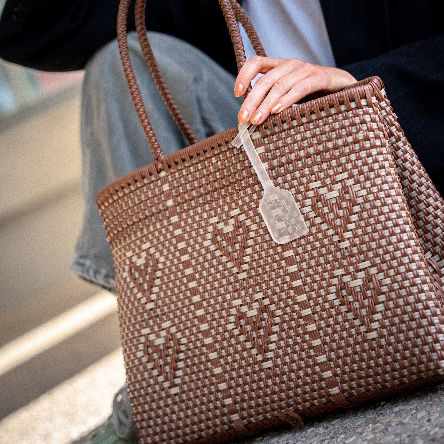 Le sac à main Chéri Caramel Perle dans le format Medium