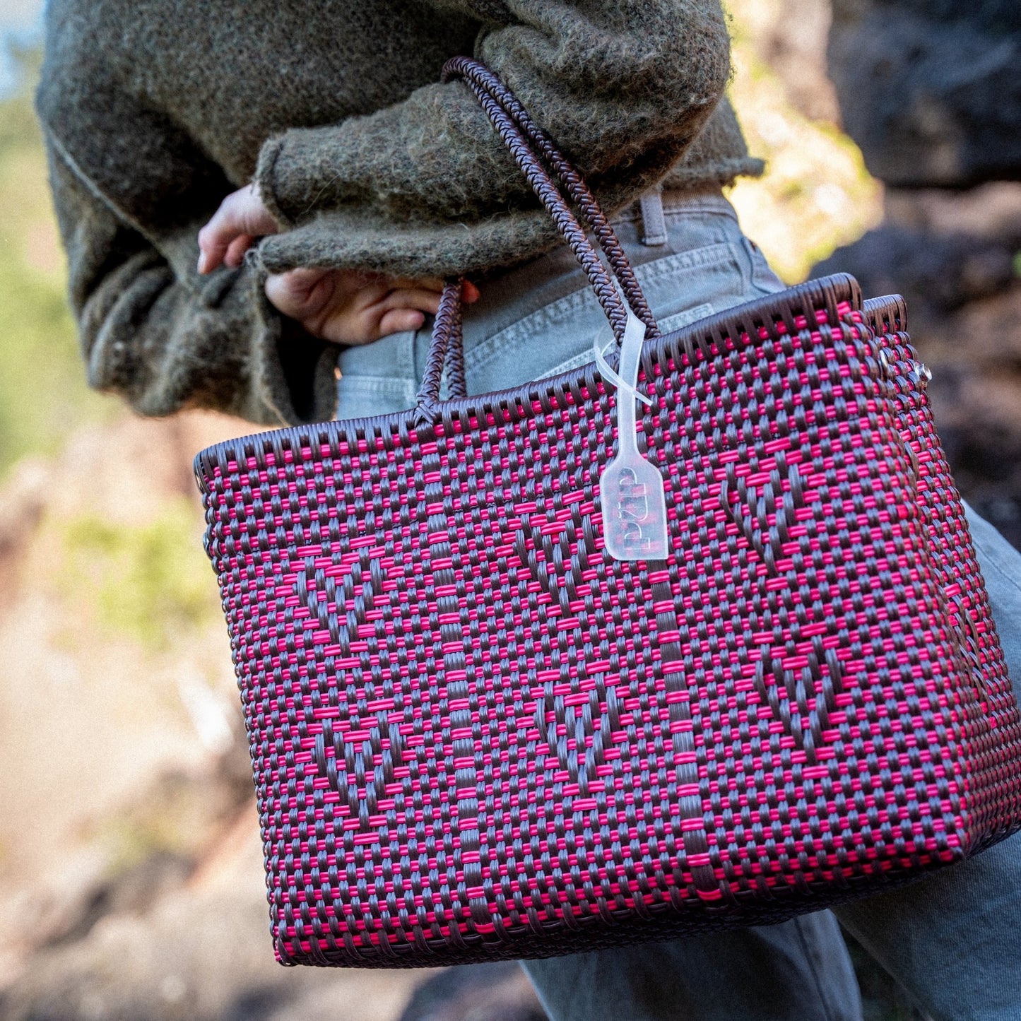 Le doux mélange Chocolat et Cerise sur le sac Mosaïc au format M