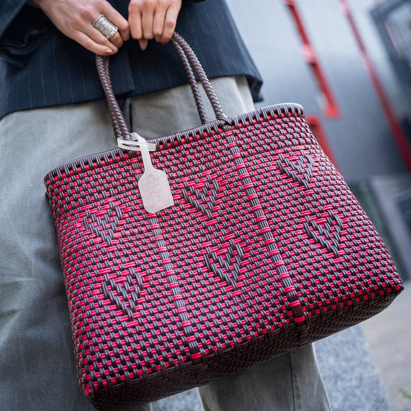 Le doux mélange Chocolat et Cerise sur le sac Mosaïc au format M