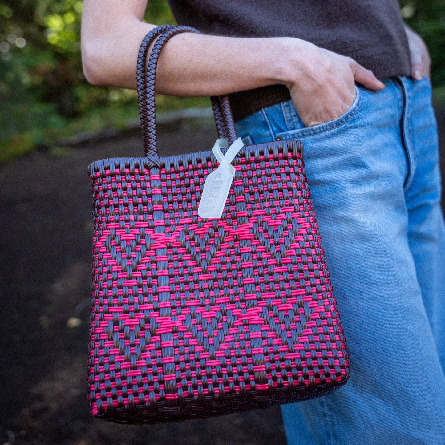 Clémentine porte le sac à main Chéri Chocolat Cerise au format S