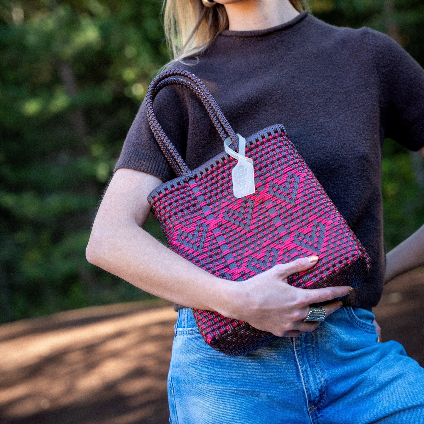 Clémentine porte le sac à main Chéri Chocolat Cerise au format S