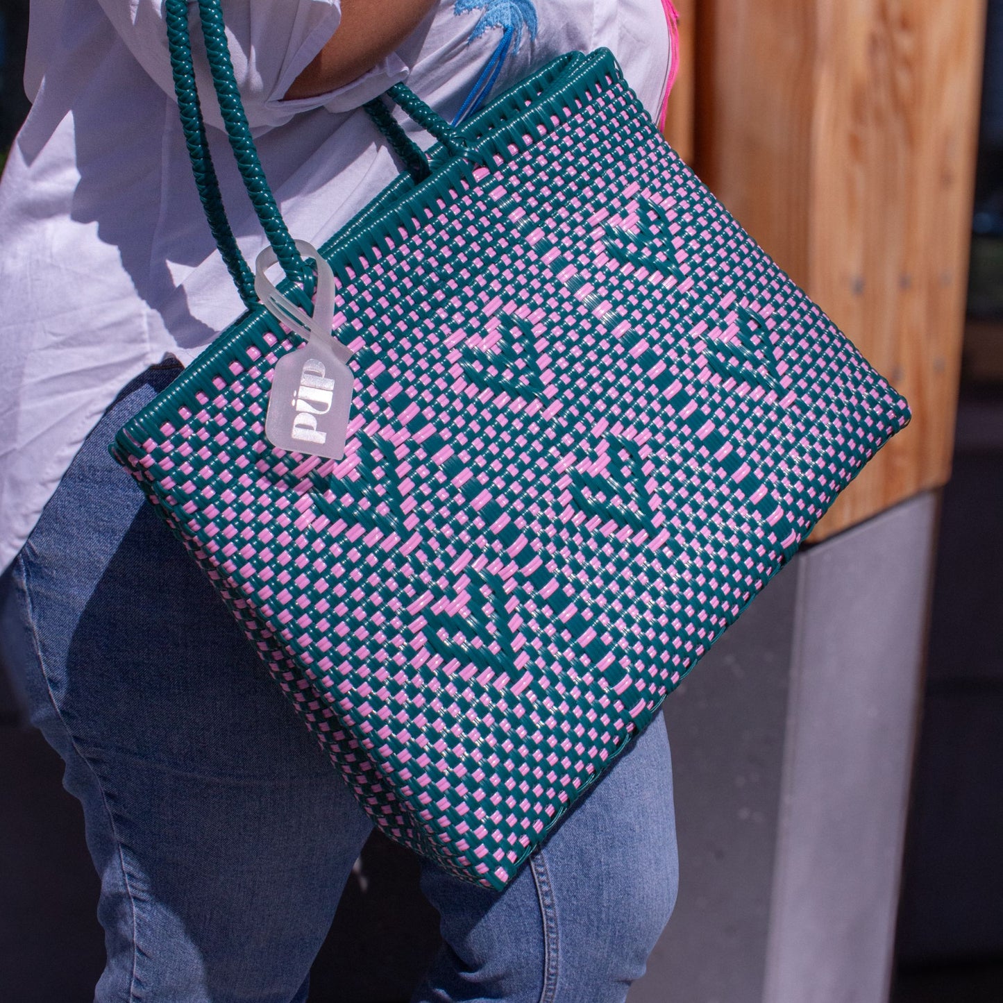 Le sac Chéri M Calista, motif cœurs vert et rose, porté par une Madie.