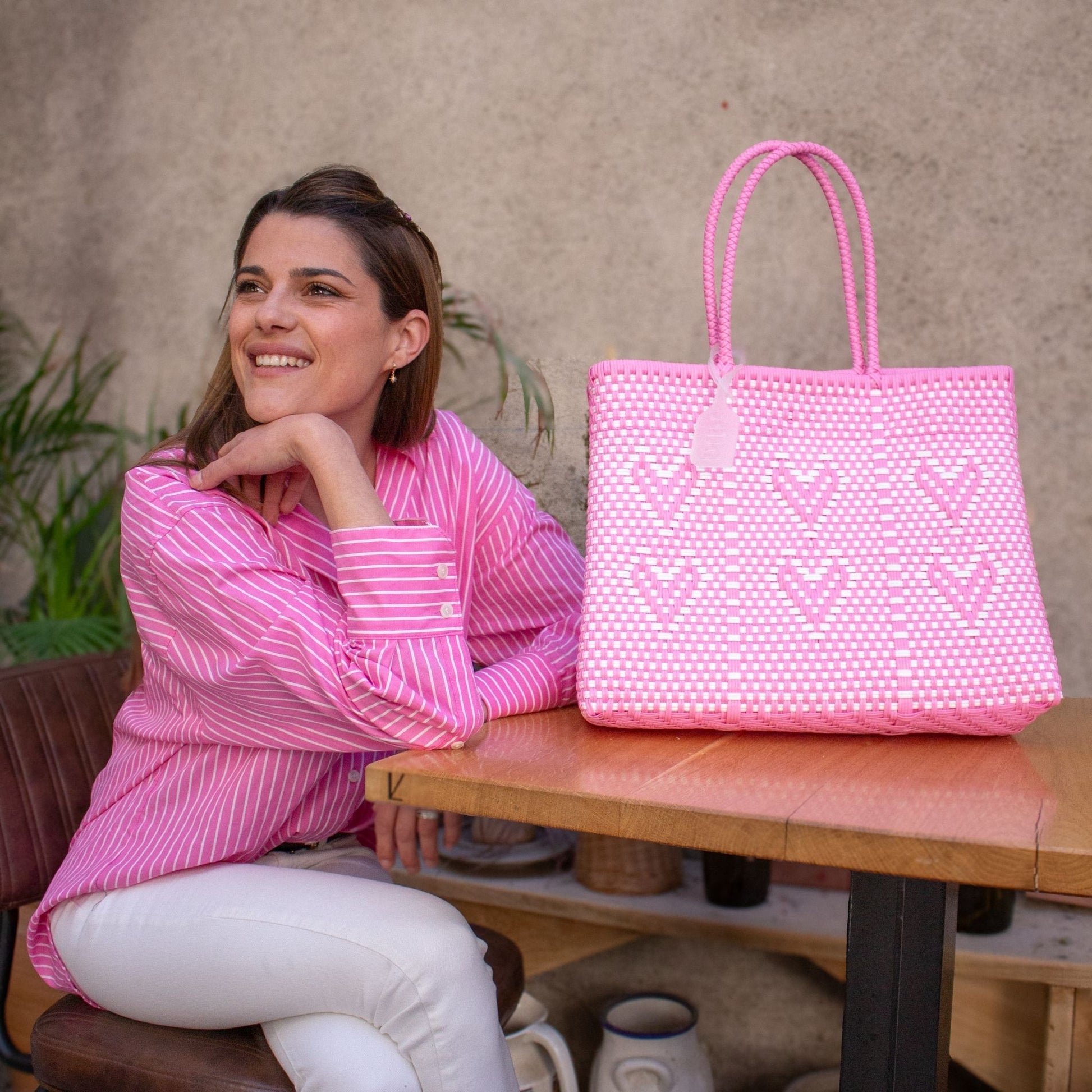 Anna pose en terrasse à côté de Chéri M Calypso, au motif coeurs en rose et blanc.