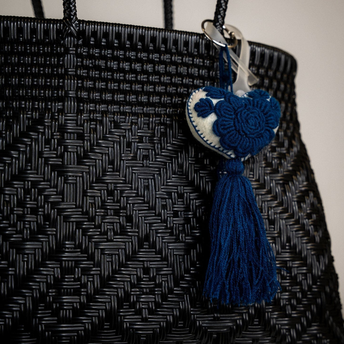 GRIGRI COEUR FLORAL ET POMPOM