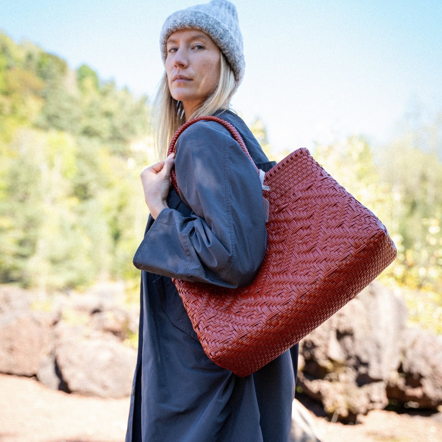 Clémentine porte le Loom Argile au format Medium