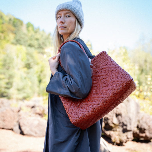 Clémentine porte le Loom Argile au format Medium