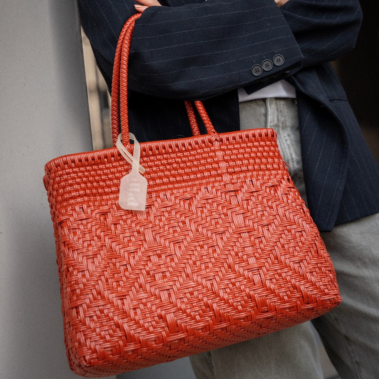 Clémentine porte le Loom Argile au format Medium