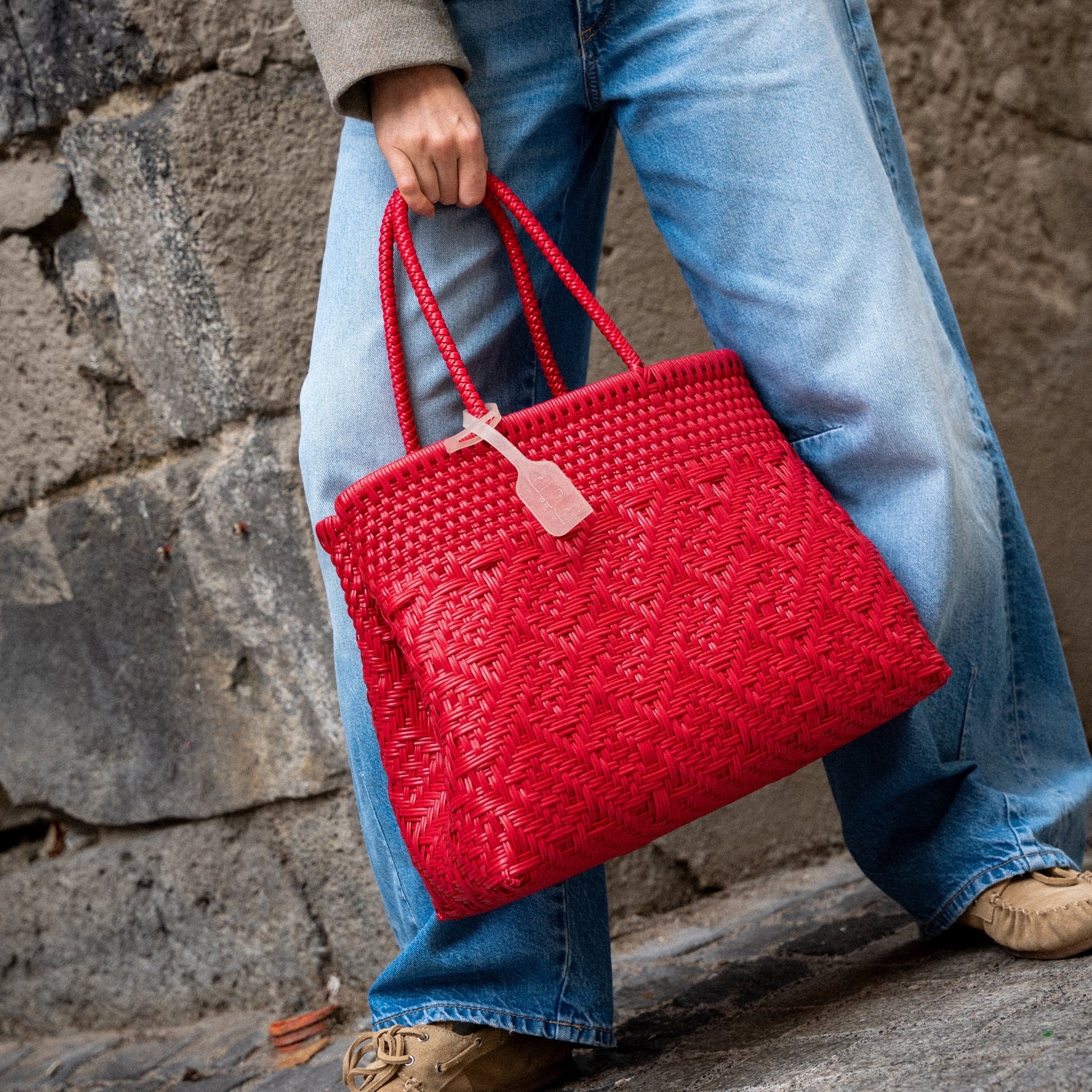 Le sac Loom Cerise dans le format Medium