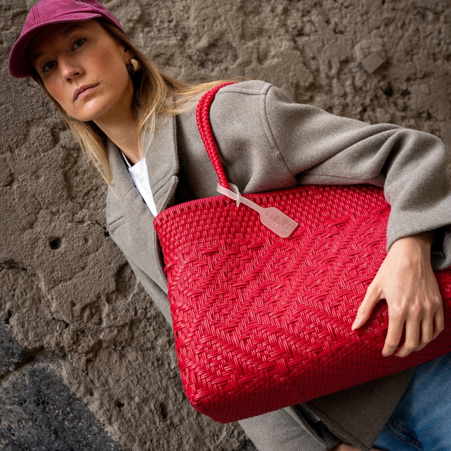 Le sac Loom Cerise dans le format Medium
