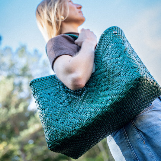 Clémentine porte le Loom Jade au format Medium