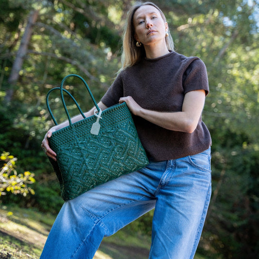 Clémentine porte le Loom Jade au format Medium