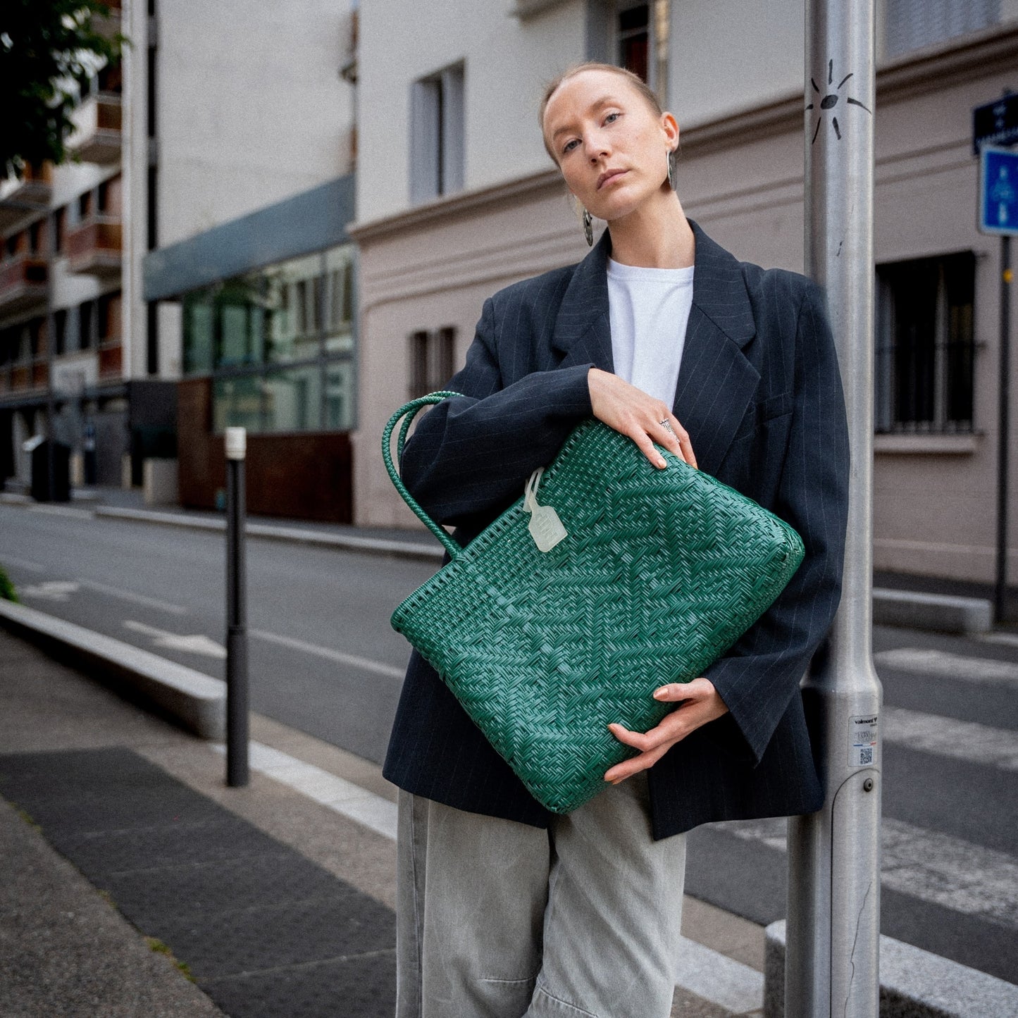 Clémentine porte le Loom Jade au format Medium