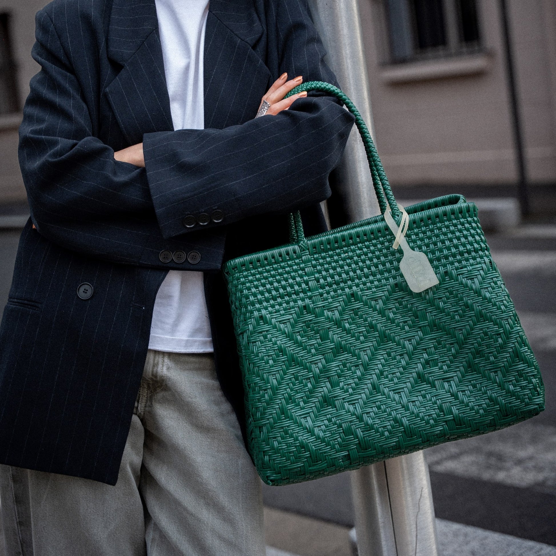 Clémentine porte le Loom Jade au format Medium