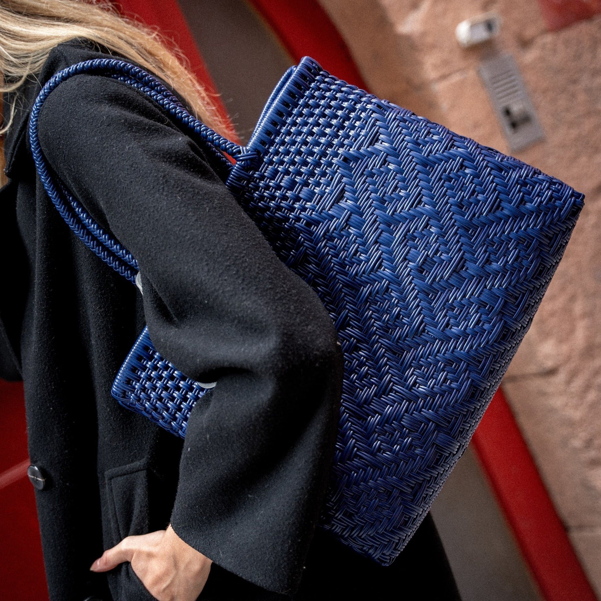 Clémentine porte le sac Loom Medium en bleu Myrtille