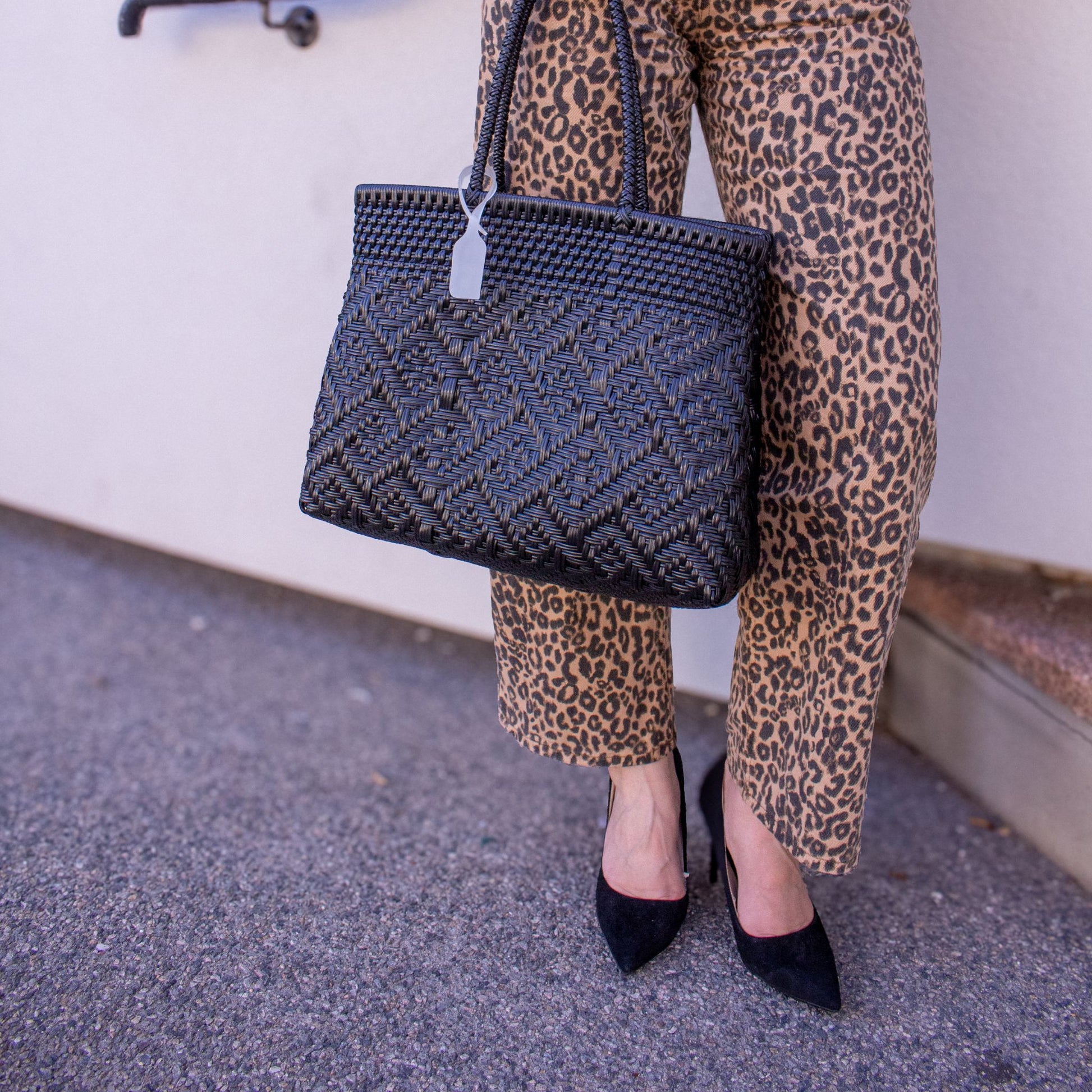 Plan rapproché sur le sac Loom M Charbon, tressage noir en plastique recyclé.