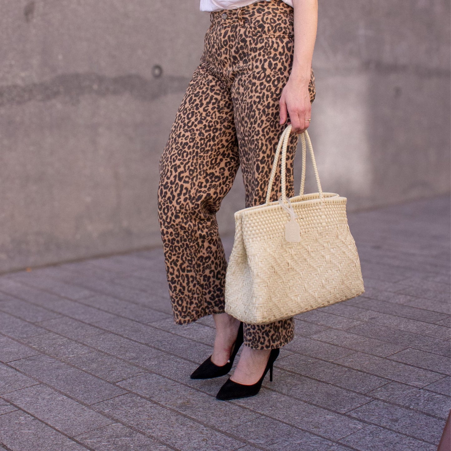 Emmanuelle marche avec le sac Loom M lin à la main.
