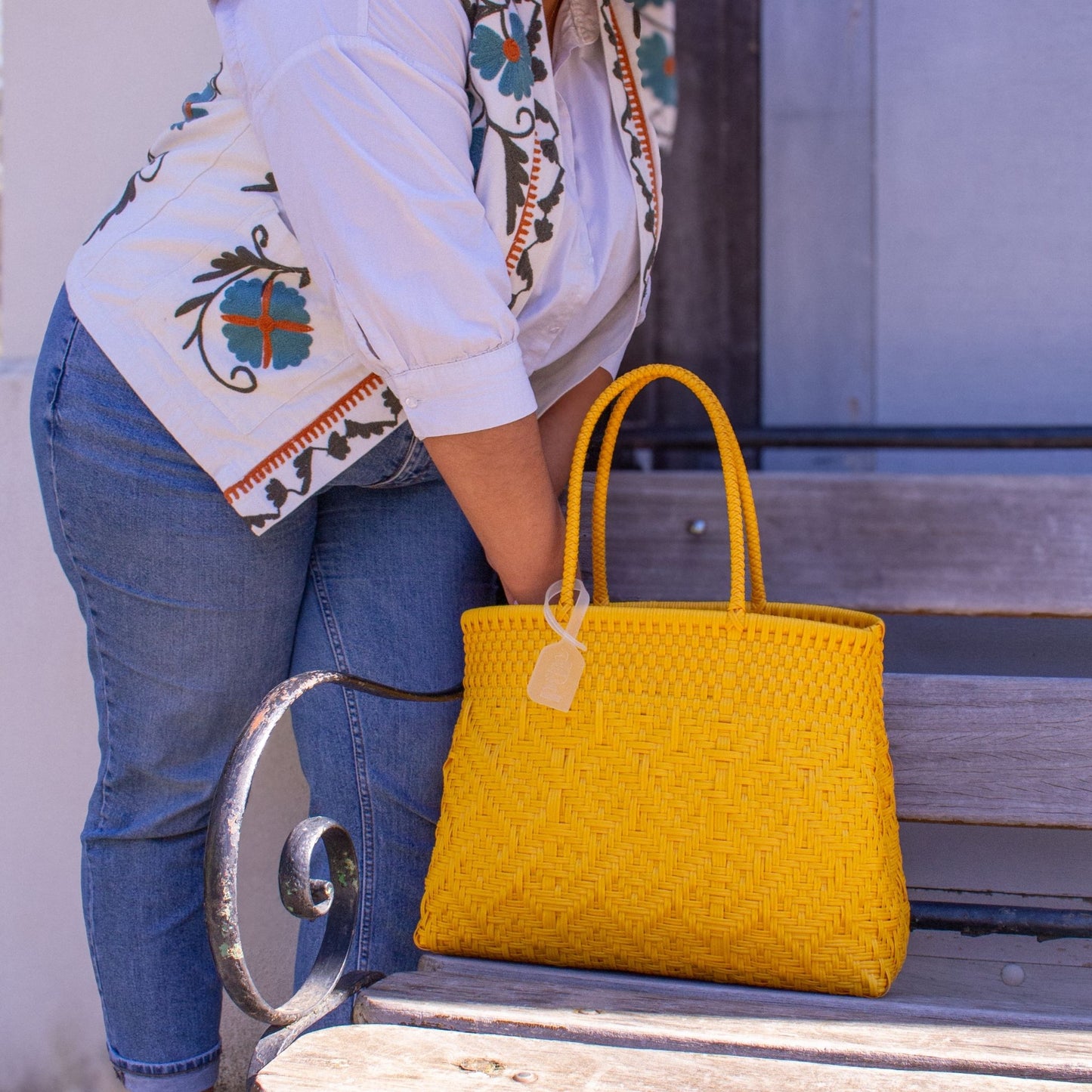 Plan rapproché du sac Loom M Mangue, tressage en plastique recyclé, teinte jaune solaire.