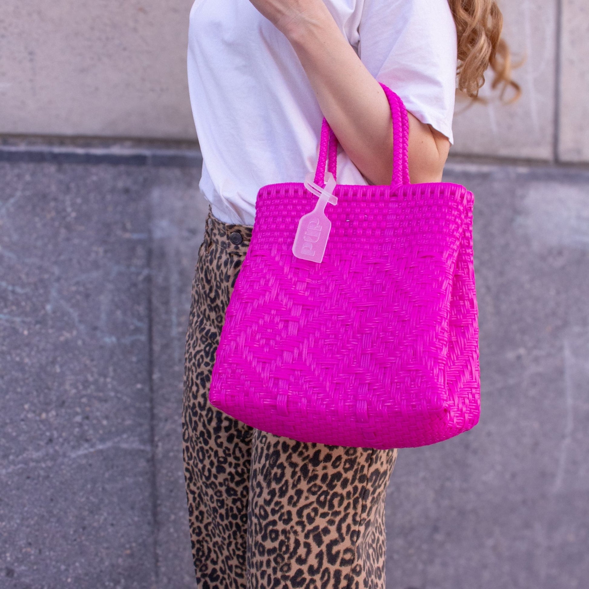 Plan rapproché sur le tressage du sac Loom S Bougainvillier, en plastique recyclé, coloris rose.