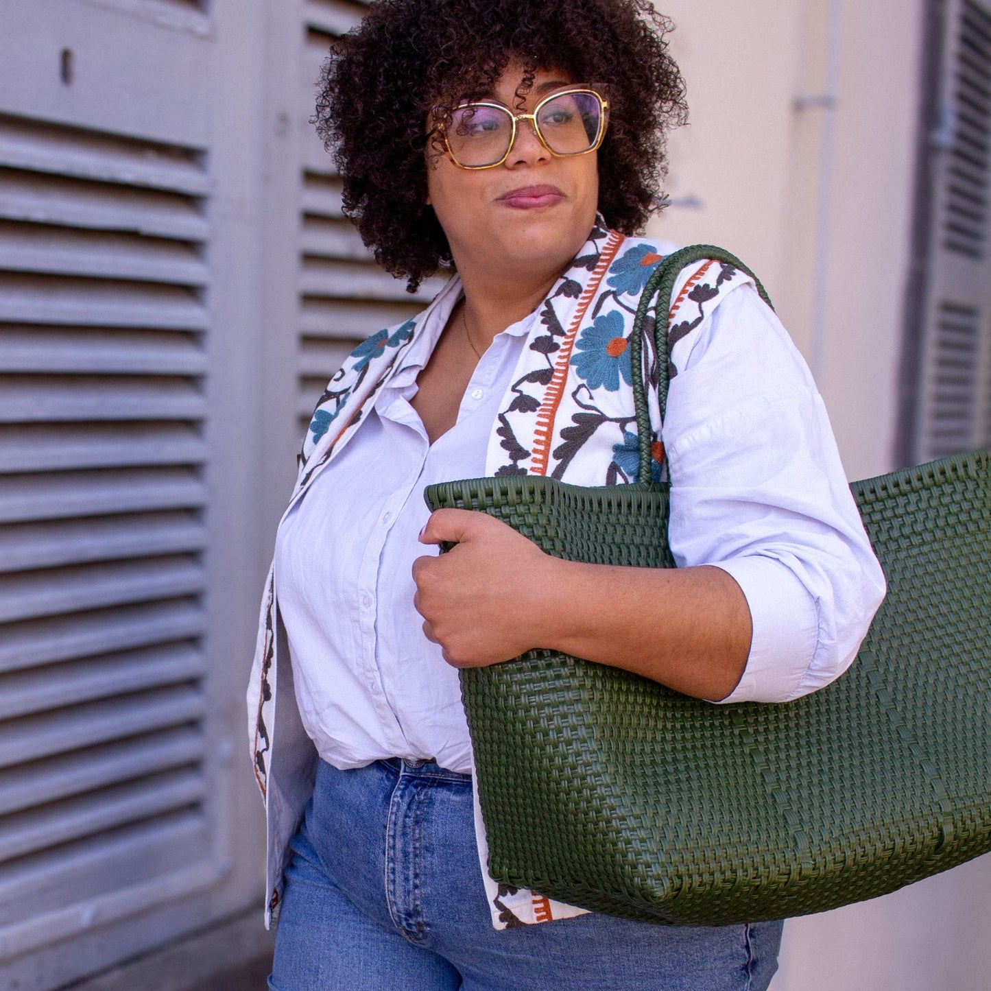 Panier Maxi Olive porté à la main de Madie, ton vert kaki subtil, allure naturelle.