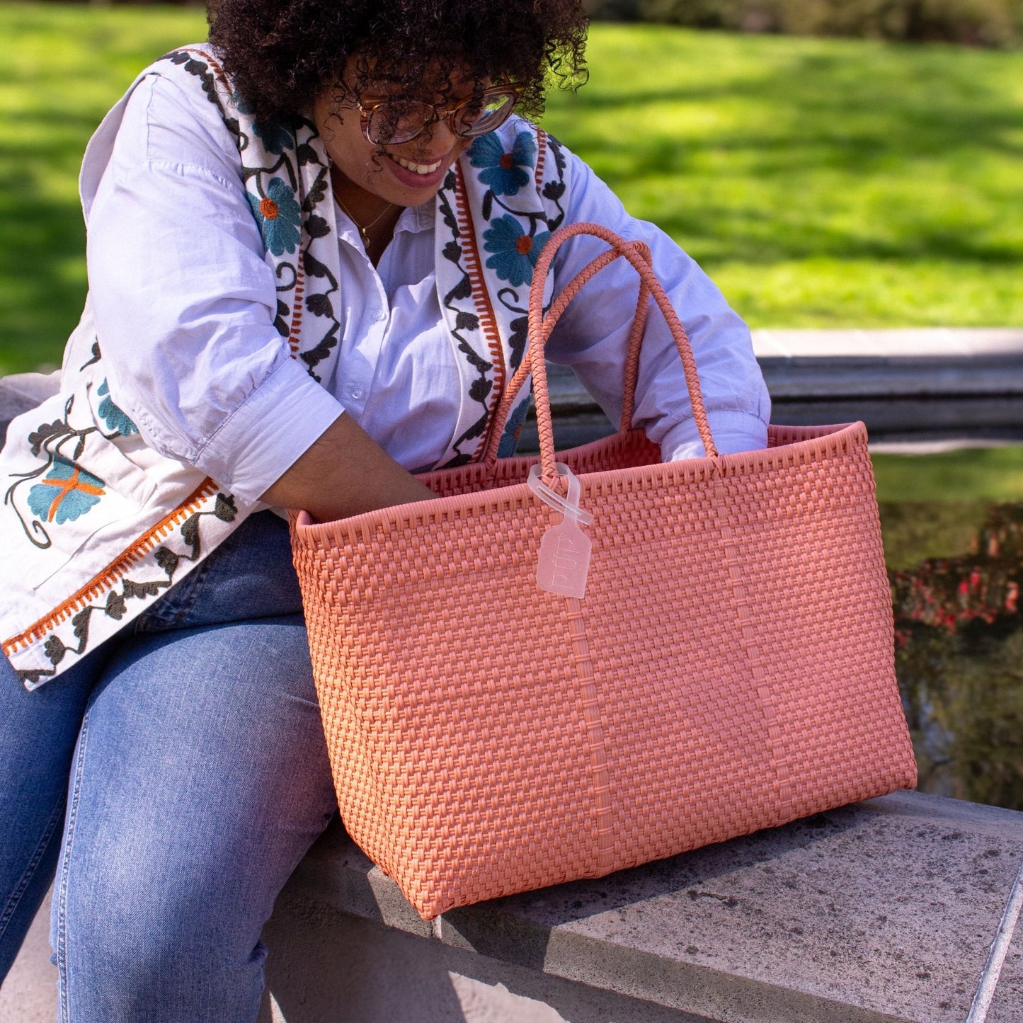 Panier Maxi en plastique recyclé, tressé dans un rose saumoné doux.
