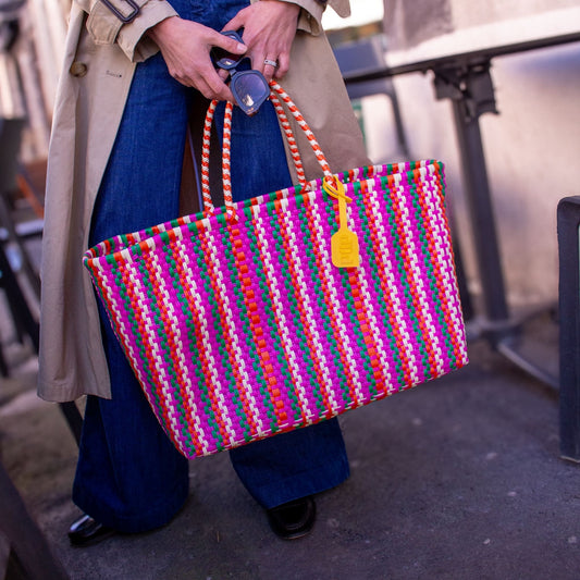 Gros plan sur le panier Maxi Tutti Frutti, plastique recyclé tressé aux couleurs vives.