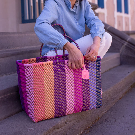 Panier Maxi Vespera en plastique recyclé, tressé à la main dans des tons de rose et violet.
