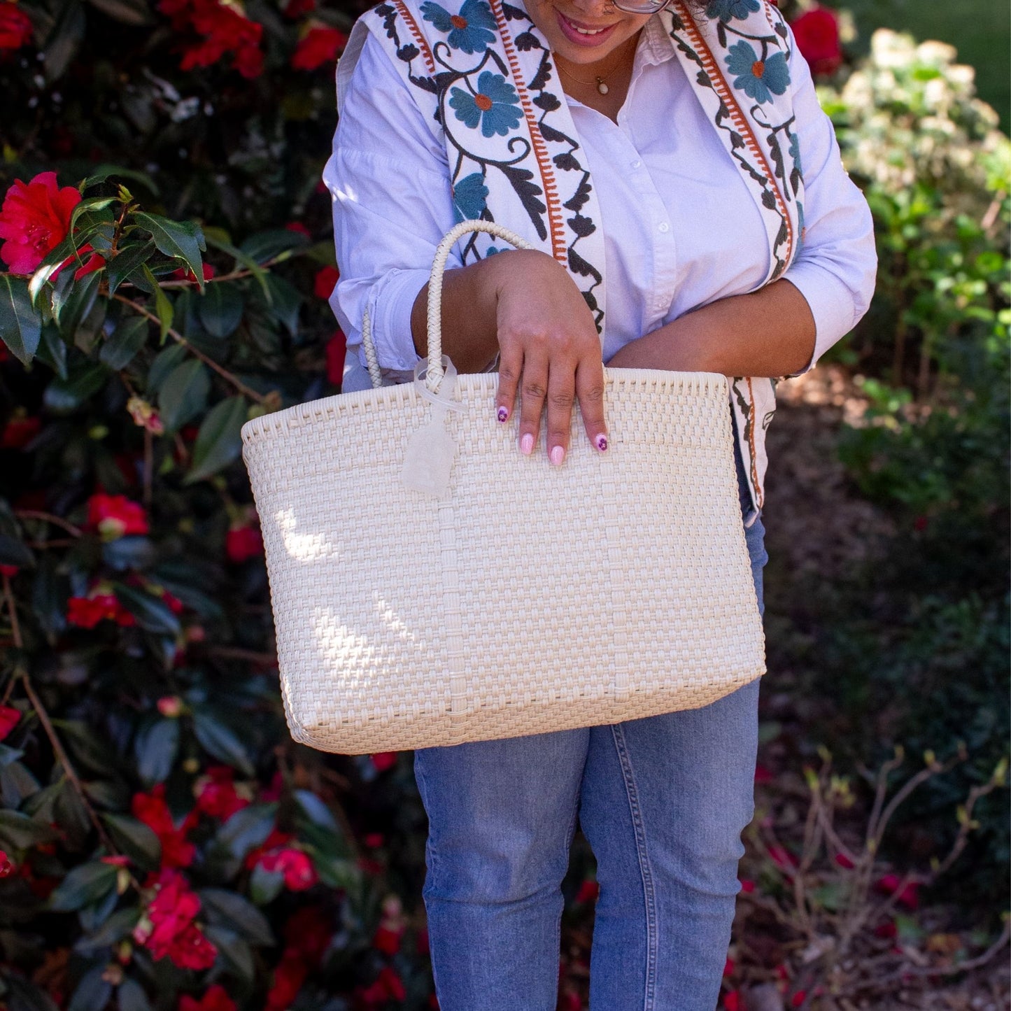 Madie regarde à l'intérieur de son panier Medium Lin en plastique recyclé.