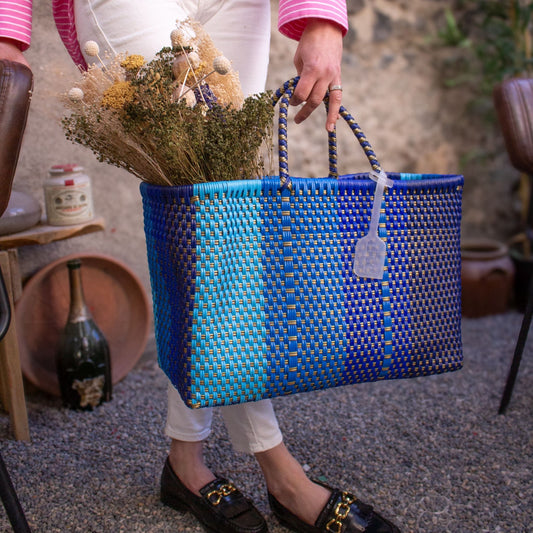 Détail du panier Medium Nox en plastique recyclé, tressage artisanal dans des tons de bleu.