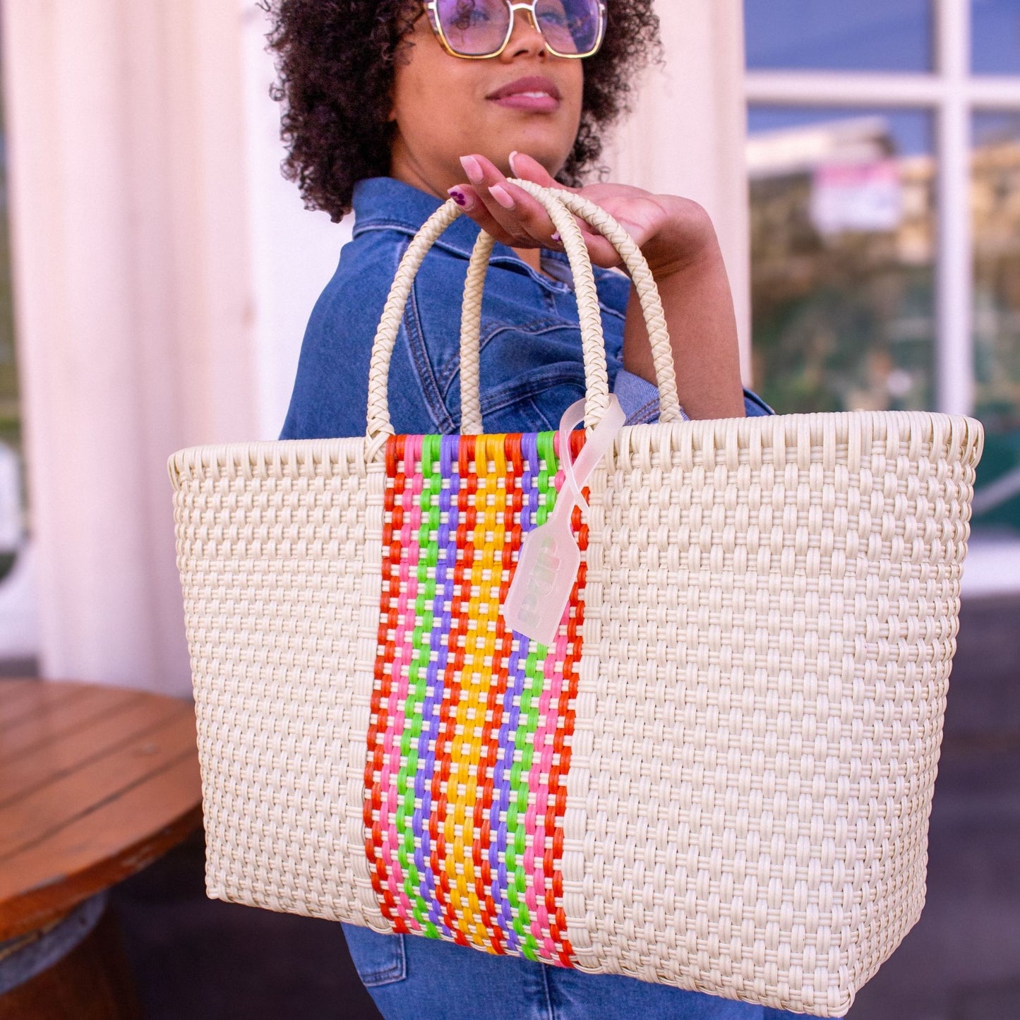 Panier Medium Pastel porté à l’épaule de Madie, teintes beige et pastel pour un rendu doux.