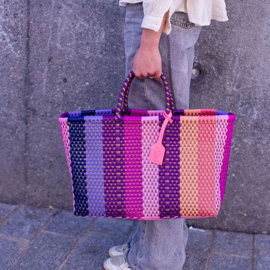 Panier Medium Vespera en plastique recyclé tressé, décliné en camaïeu de rose et violet.