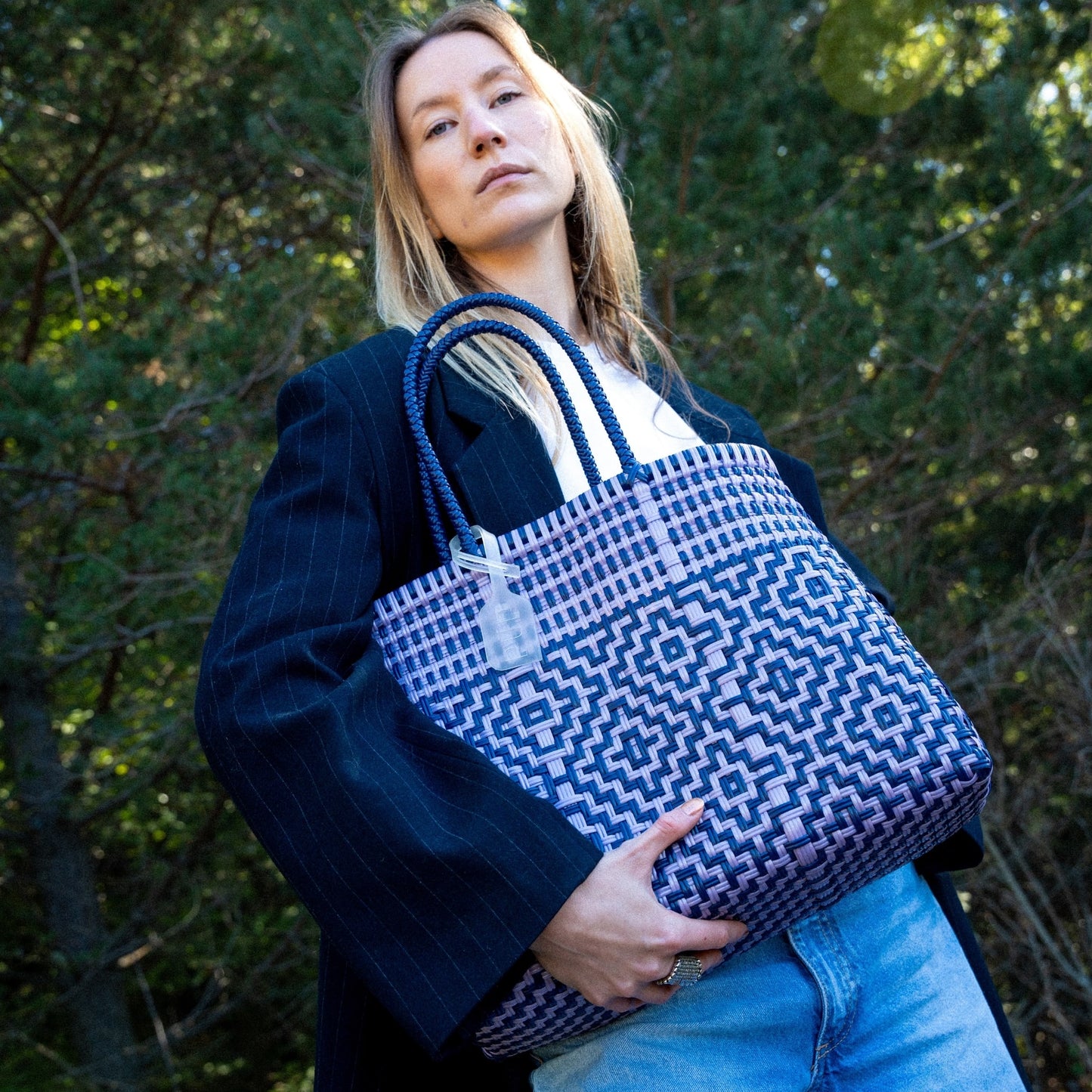 Clémentine porte le Mosaïc Myrtille Lilas dans le format Medium