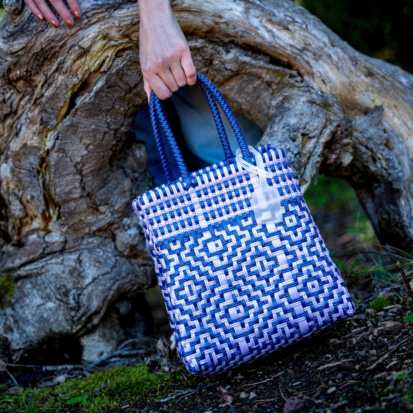 Le petit sac à main Mosaïc S et son élégant tressage Myrtille et Lilas