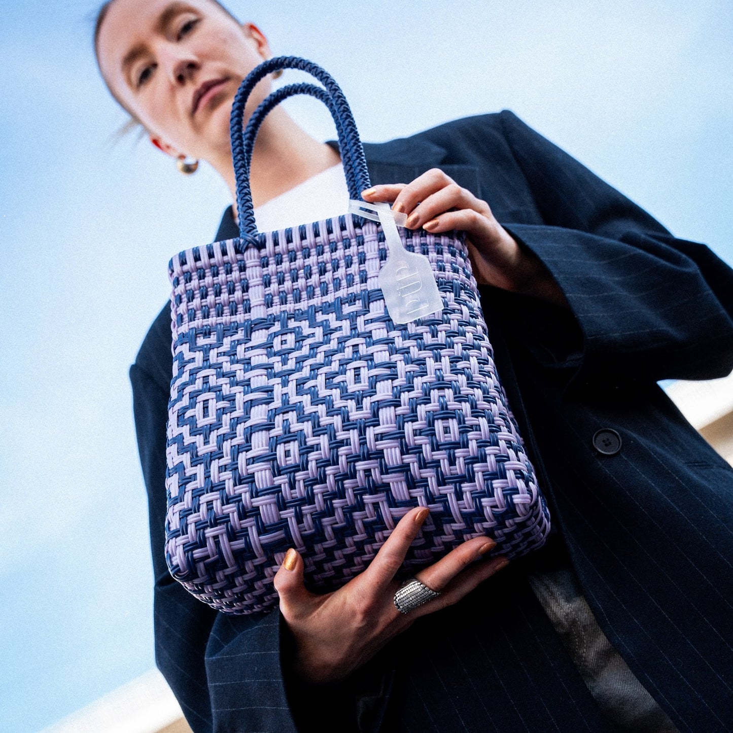 Le petit sac à main Mosaïc S et son élégant tressage Myrtille et Lilas
