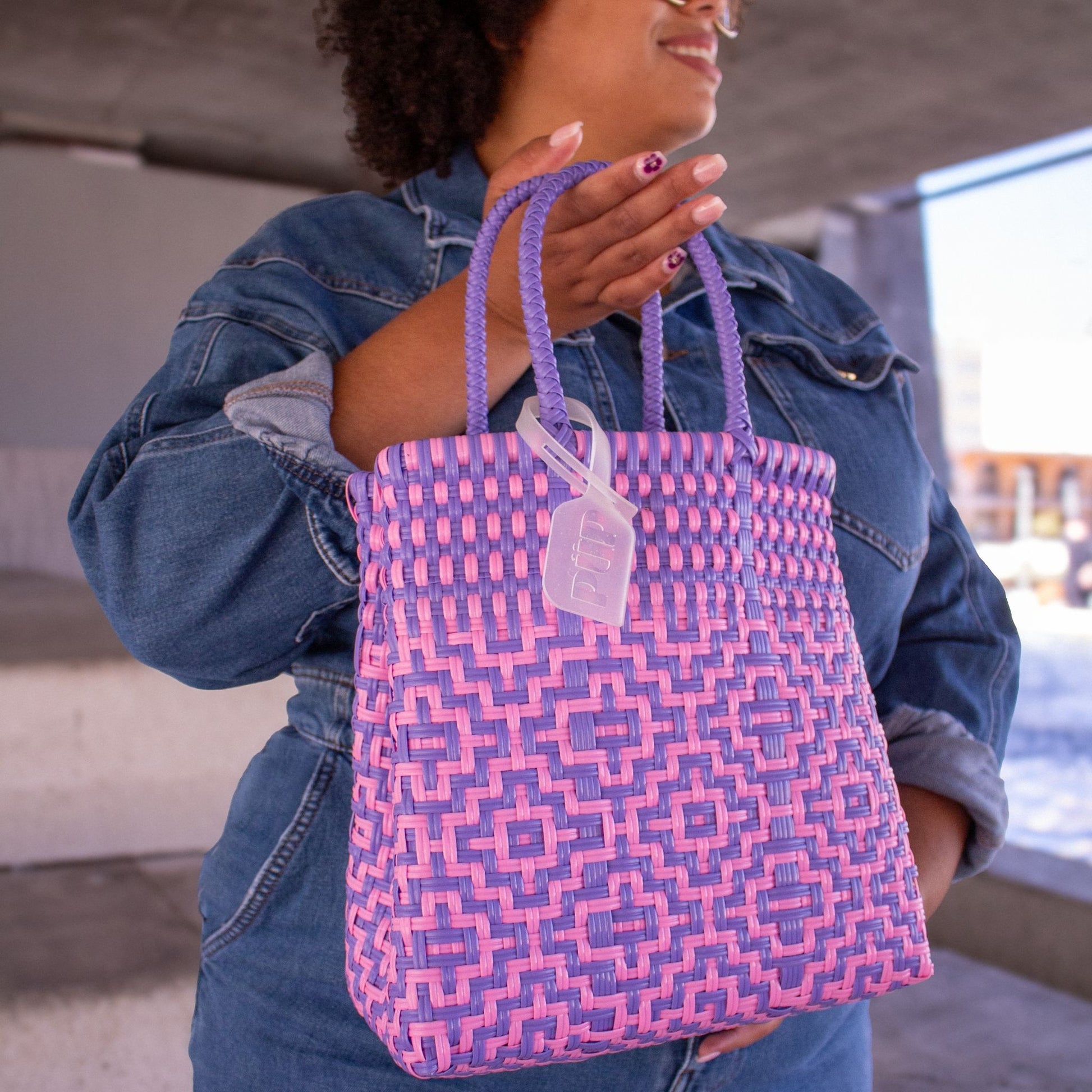 Plan rapproché du sac Mosaïc S Althéa, laissant découvrir son tressage original en rose et violet.