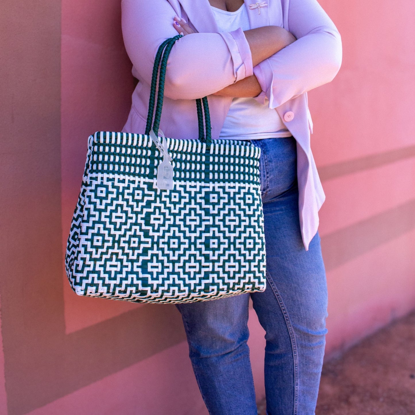Plan rapproché sur le sac Mosaïc M Jade, laissant découvrir son tressage raffiné blanc et vert.