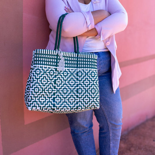 Plan rapproché sur le sac Mosaïc M Jade, laissant découvrir son tressage raffiné blanc et vert.