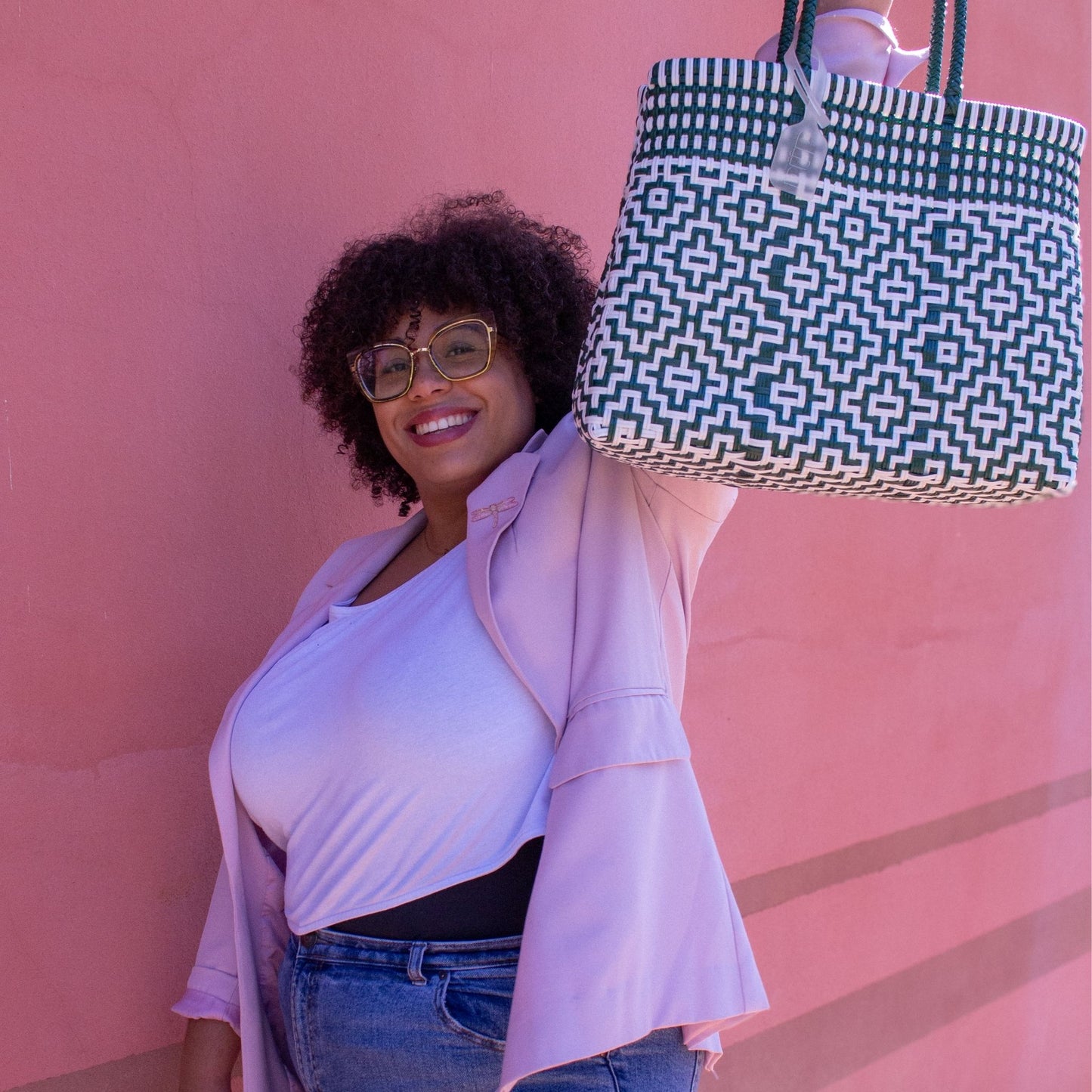 Le sac Mosaïc M Jade, blanc et vert, porté avec fraîcheur par Madie