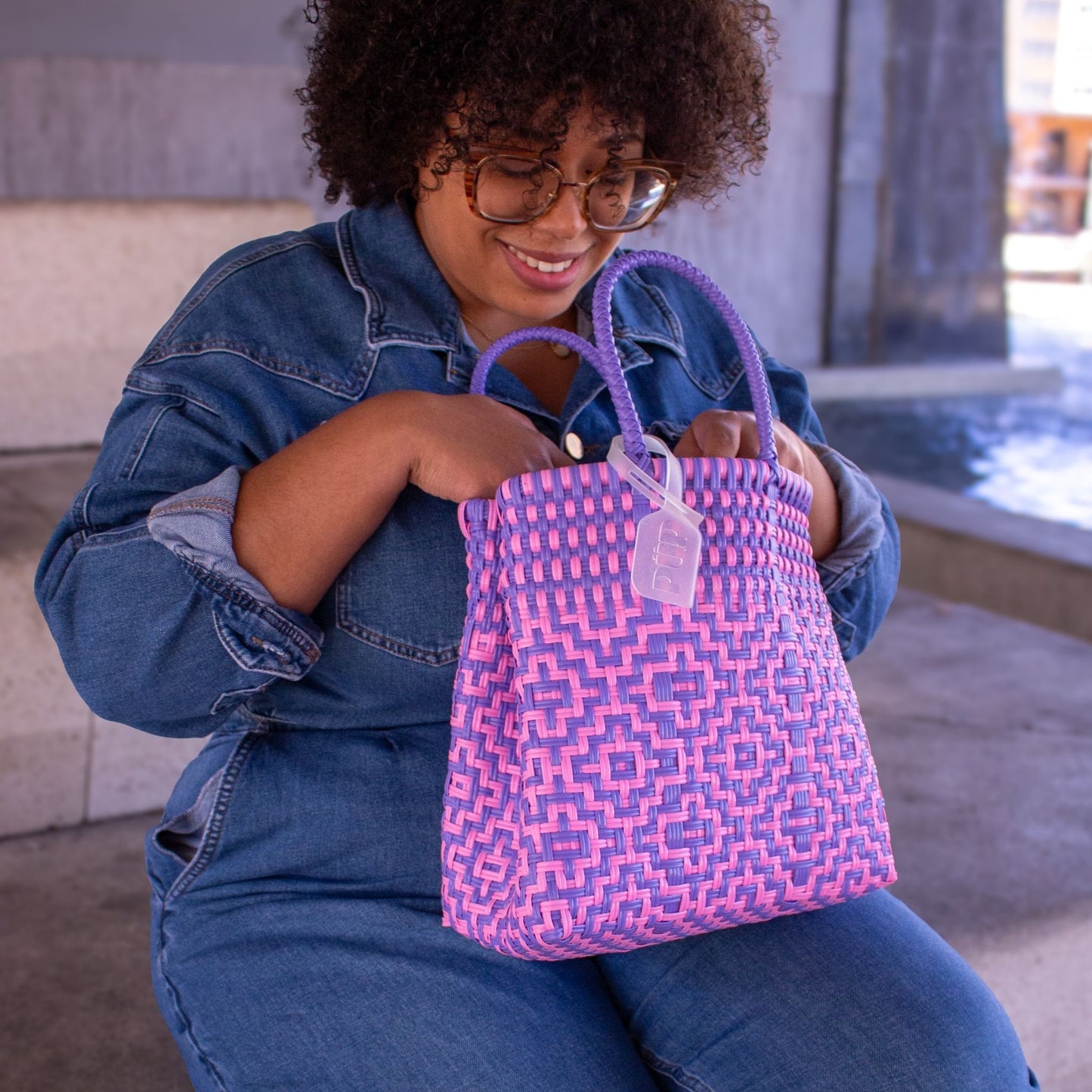 Le sac Mosaïc S Althéa, rose et violet, porté avec style par Madie.