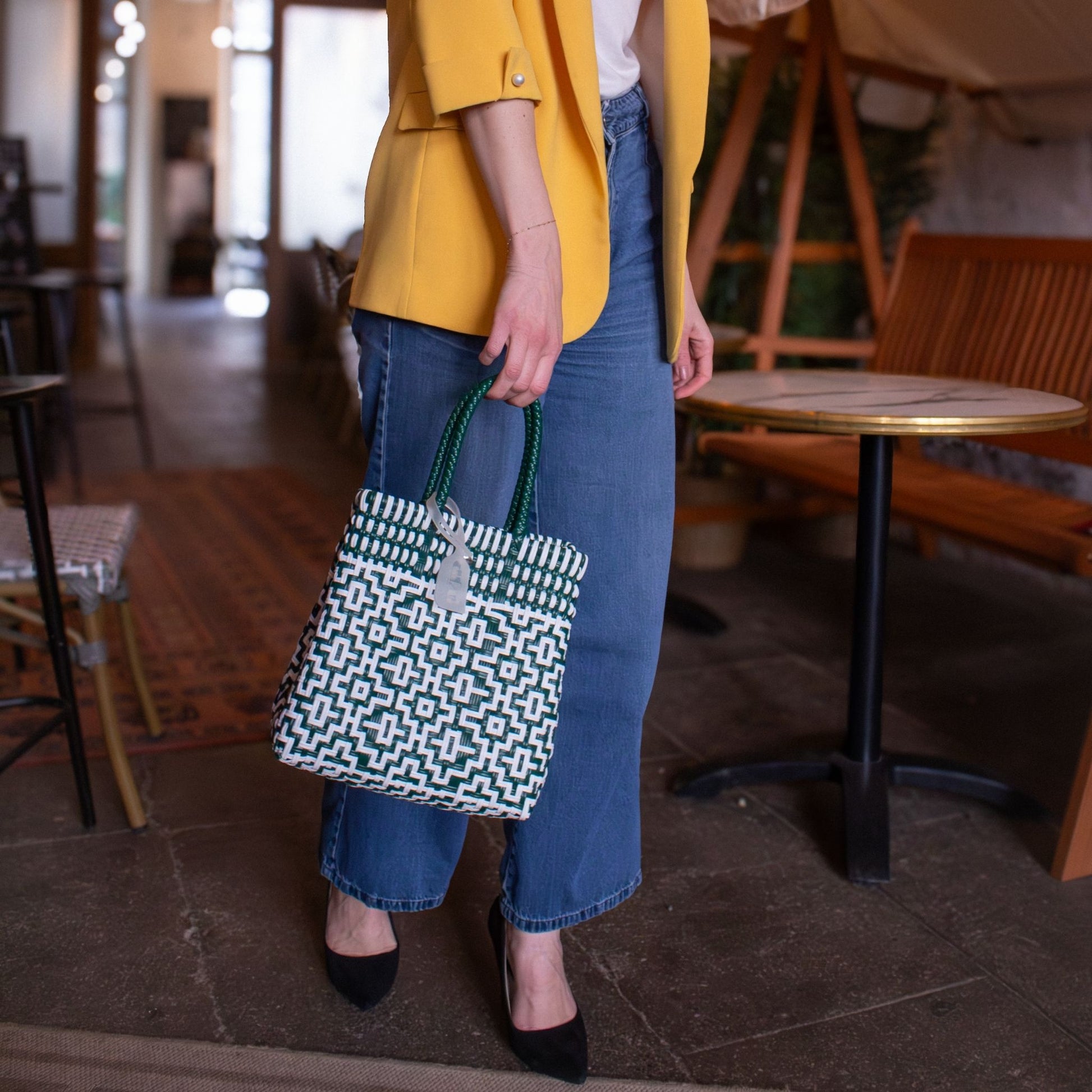 Plan rapproché du sac Mosaïc S Jade, mettant en avant son tressage graphique blanc et vert.