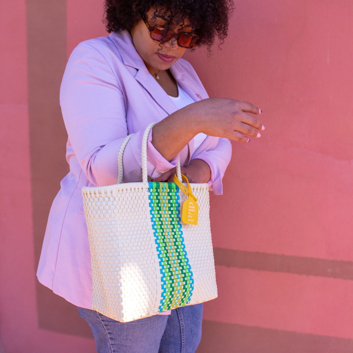 Vue portée du panier Small Verveine, format compact en plastique recyclé aux accents végétaux.