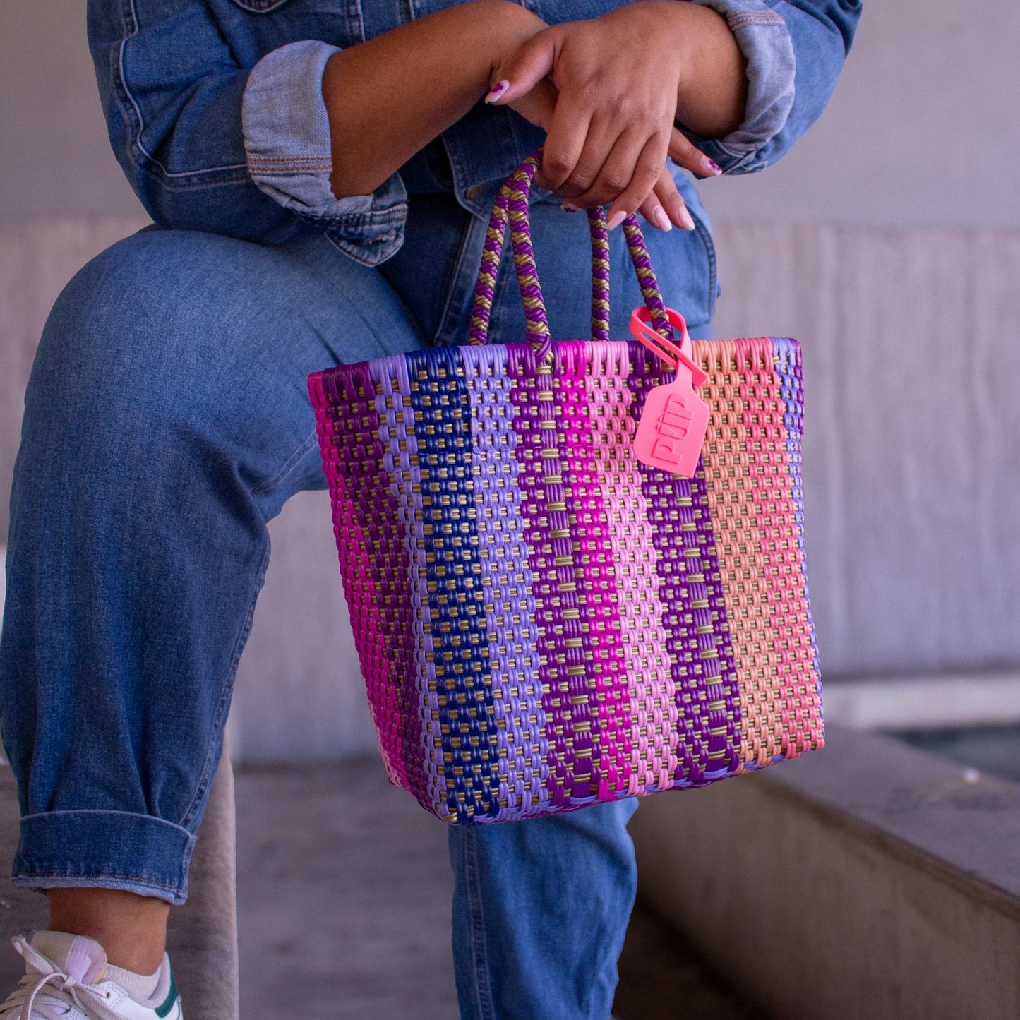 Vue portée du panier Small Vespera par Madie, format compact et couleurs douces.