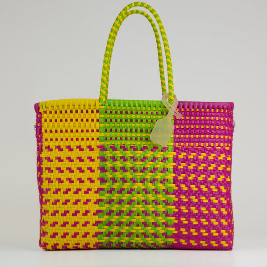 Sac à main chevron en taille médium jaune vert et rose sur fond blanc