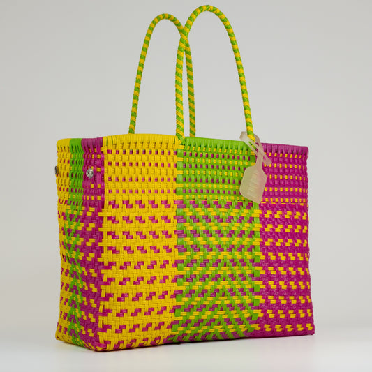Sac à main chevron en taille médium jaune vert et rose sur fond blanc