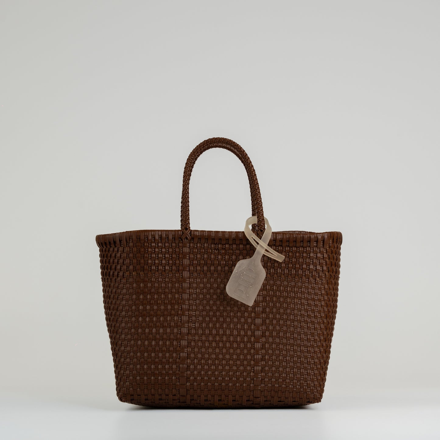 Panier Nëo en taille small chocolat sur fond blanc 