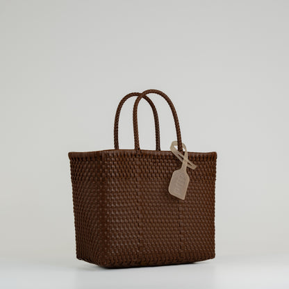 Panier Nëo en taille small chocolat sur fond blanc 